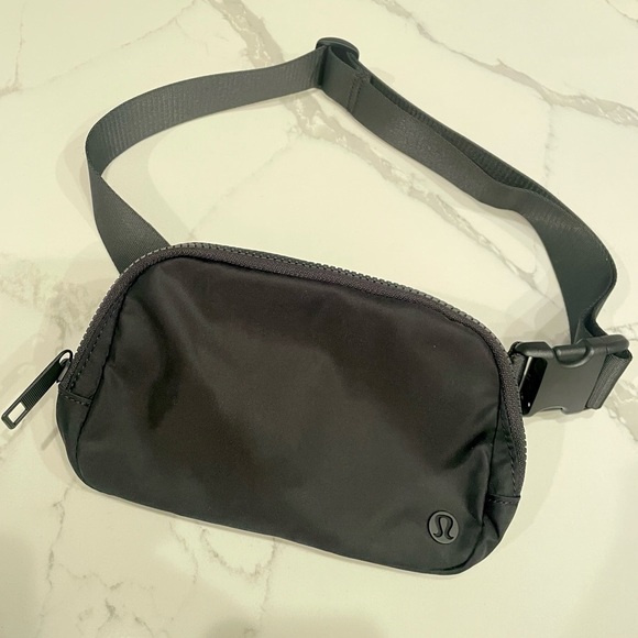 lululemon athletica Handbags - LULULEMON Black Everywhere Belt Bag **NEW!**